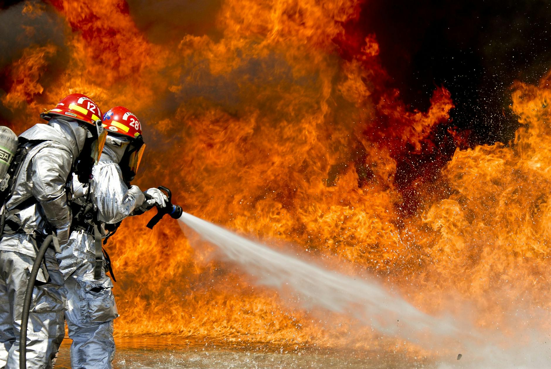 firefighters-fire-flames-outside-69934 Kode Alam Mimpi Anggota Pemadam Kebakaran