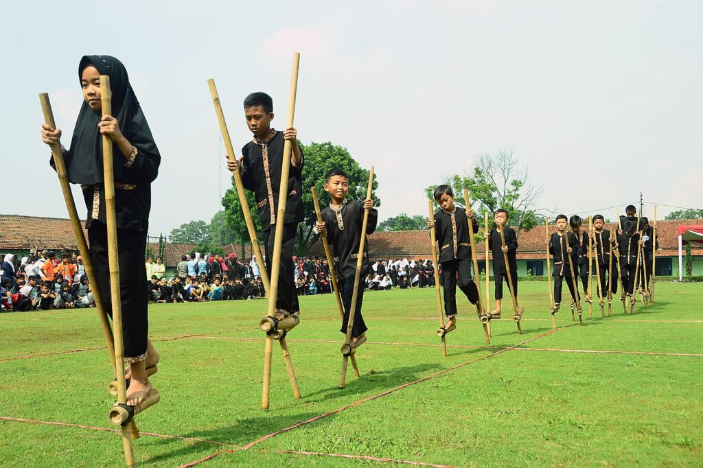 1280px-Melestarikan_Permainan_Tradisional-1024x682 Arti Mimpi Bermain Egrang