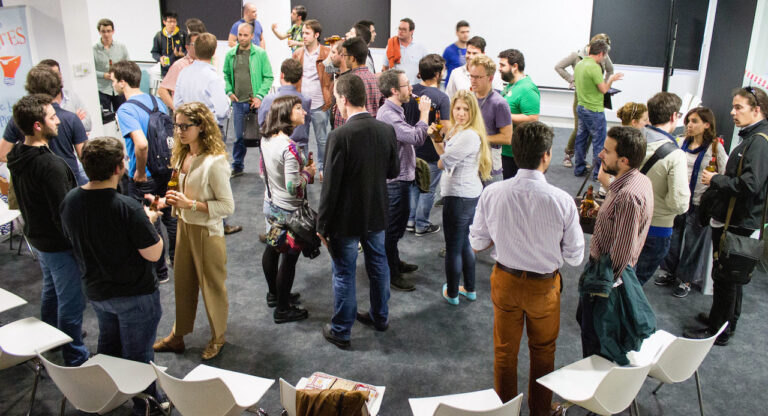 Erek Erek 2D Arti Mimpi Berkumpul dengan Orang yang Tidak Dikenal