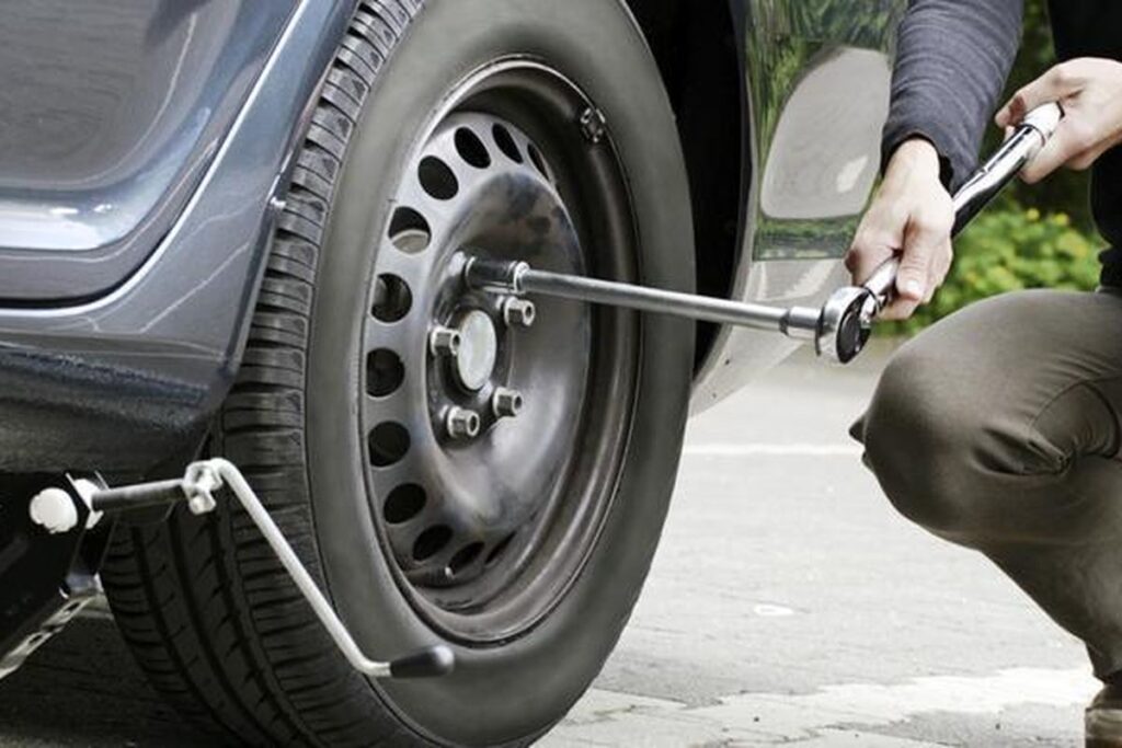 1803133mengencangkan-baut780x390-1024x683 Erek Erek 2D Arti Mimpi Ban Mobil Bocor