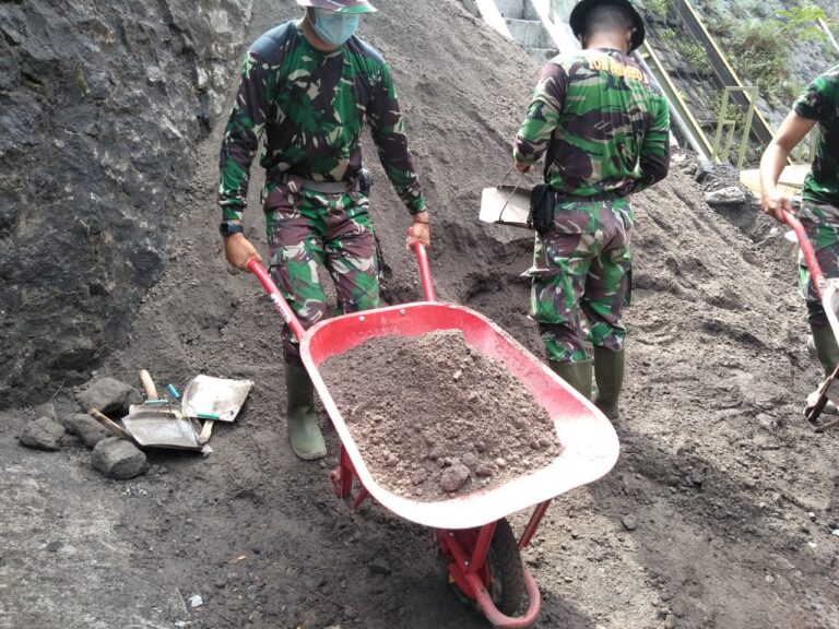 Erek Erek 2D Arti Mimpi Angkut Pasir - Ada bilang sih bisa jadi petunjuk tentang kehidupan, nasib, atau bahkan masalah yang lagi dihadapi.