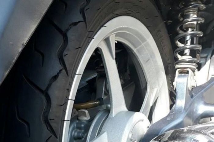 3495819800 Erek Erek 2D Arti Mimpi Ban Motor Pecah