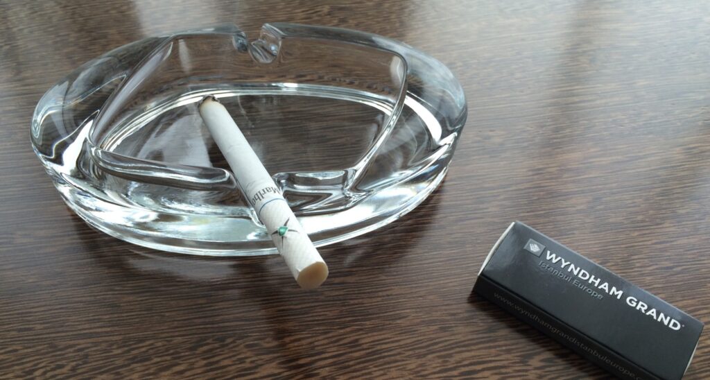 Ashtray_and_lighter_in_hotel_room-1-1024x548 Erek Erek 2D Arti Mimpi Asbak
