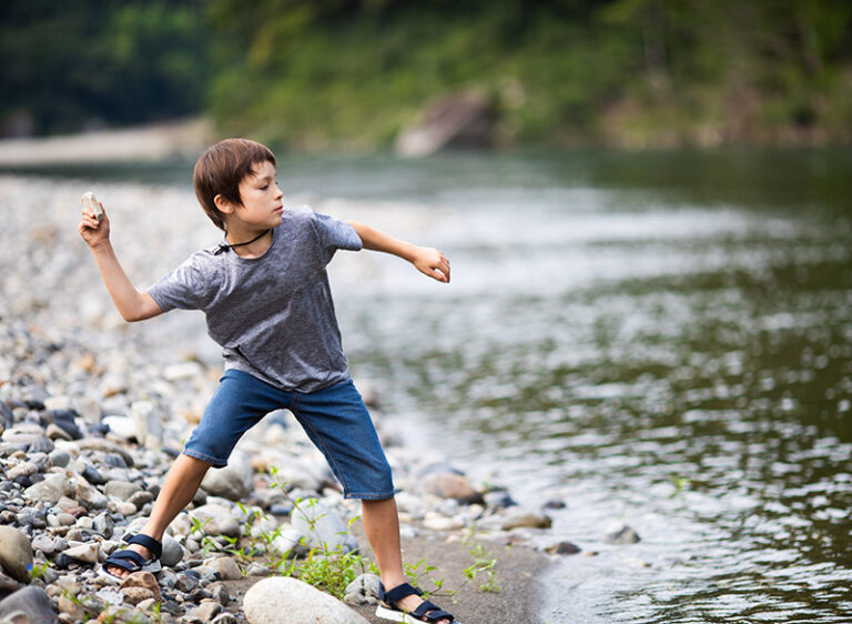 Arti Mimpi Melempar Batu: Tanda Emosi dan Peringatan Alam Bawah Sadar