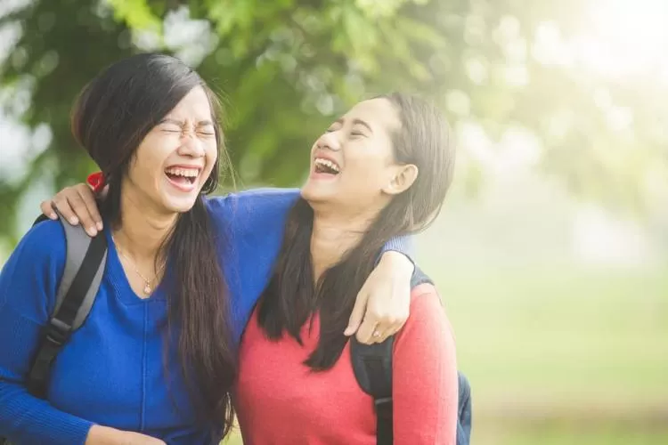 Arti mimpi bercanda bisa bermakna rindu, kehangatan sosial, hingga pesan spiritual. Temukan juga tafsir erek-erek 2D 3D 4D-nya di sini!