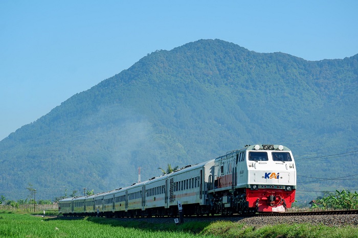Kereta-Api-Indonesia-2 Arti Mimpi Tentang Kereta Api: Pertanda Perjalanan, Perubahan, dan Nasib