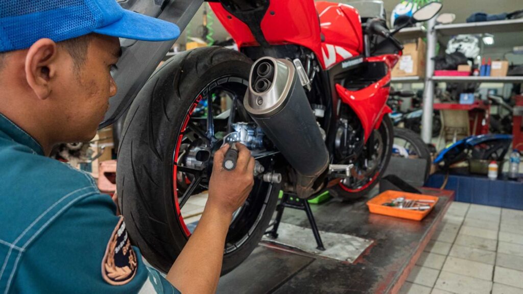 Pilih-Bengkel-Motor-Resmi-atau-Non-Resmi-Ini-Perbedaannya-1024x576 Arti Mimpi Pergi ke Bengkel: Simbol Perbaikan dan Refleksi Diri