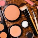 Pernahkah Anda bermimpi melihat banyak kosmetik? Mimpi seperti ini sering menimbulkan tanda tanya, apakah itu pertanda baik atau justru sebaliknya?