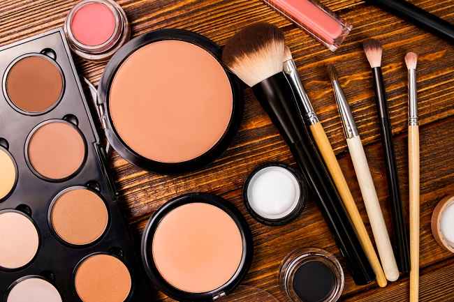 Pernahkah Anda bermimpi melihat banyak kosmetik? Mimpi seperti ini sering menimbulkan tanda tanya, apakah itu pertanda baik atau justru sebaliknya?