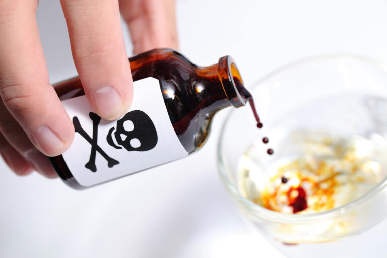 Arti mimpi tentang racun bisa melambangkan bahaya tersembunyi, pengkhianatan, atau detoks emosi. Temukan tafsir dan angka erek-ereknya di sini.