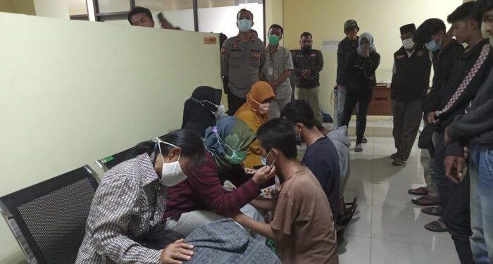 Arti Mimpi Melihat Banyak Orang di Kantor Polisi: Pertanda, Makna Psikologis, dan Erek-Erek 2D