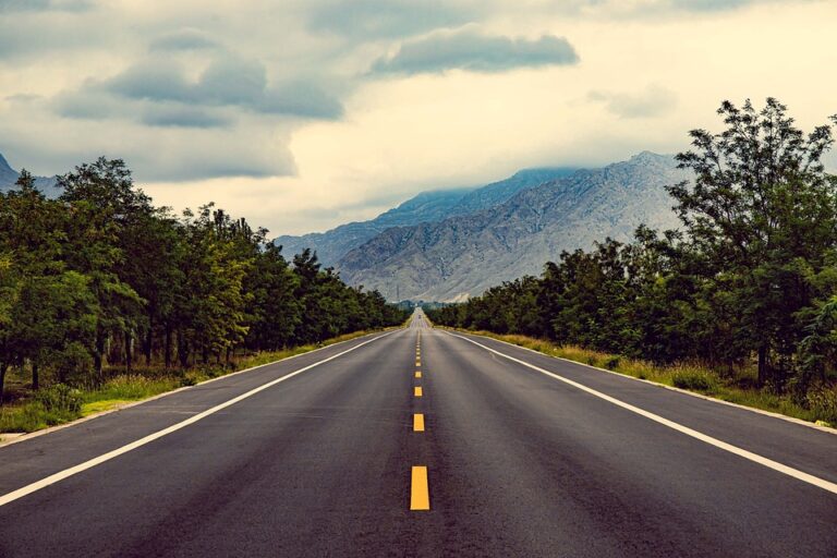 Arti Mimpi Tentang Jalan-Jalan: Simbol Perjalanan Hidup, Kebebasan, dan Tujuan