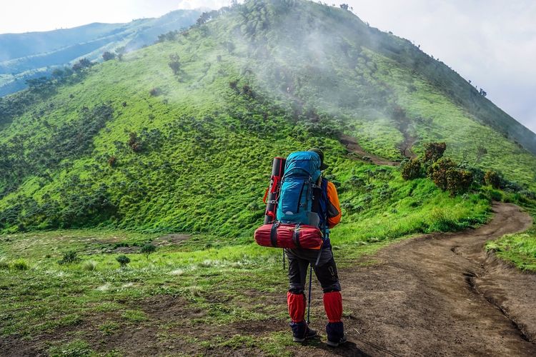 5 Arti Mimpi Tentang Naik Gunung: Simbol Perjuangan dan Harapan